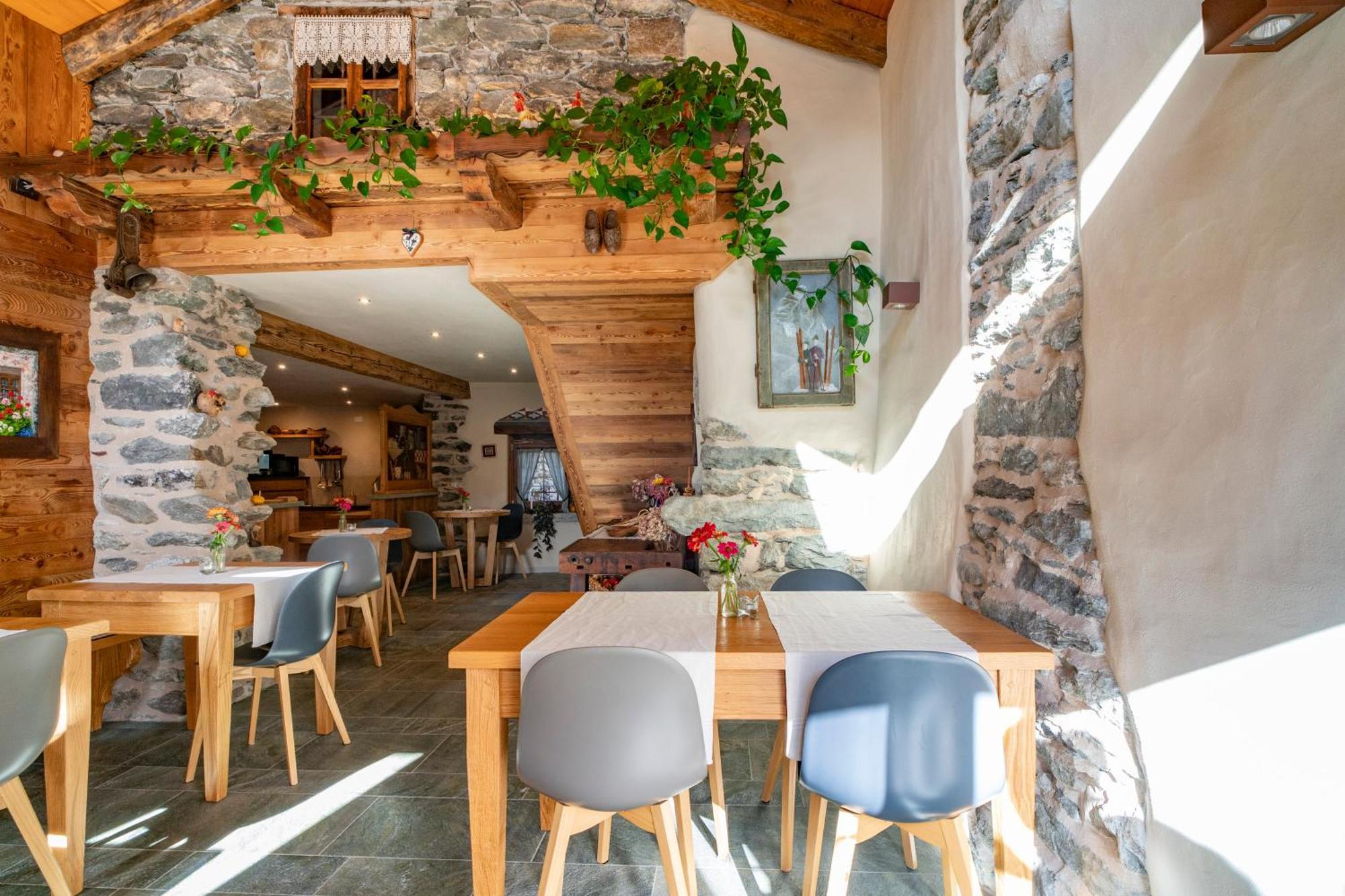 Au Coeur Du Village Chambres D'Hotes & Spa Arnad Luaran gambar